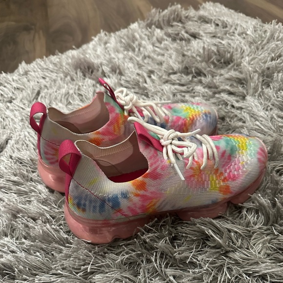 Sneakers - Picture 2 of 10